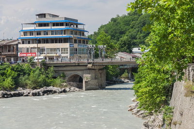 Kutaisi, Rzeka Rioni obok Mostu Łańcuchowego, Kutaisi, 2014