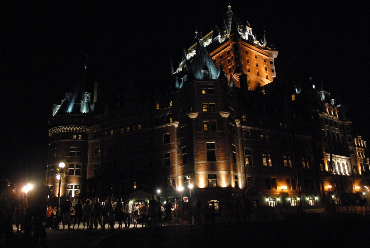 Château Frontenac dominant un concert de rue, Quebec City, Canada, 2012