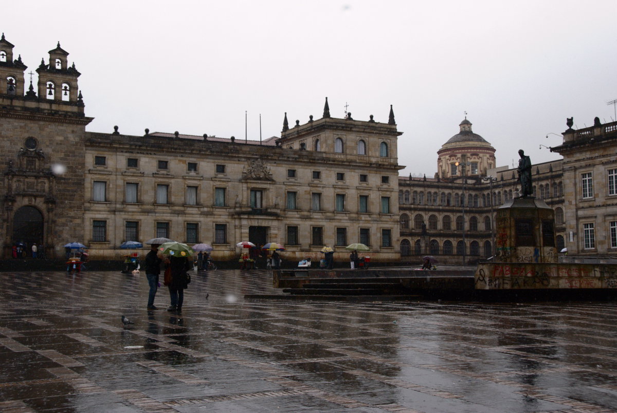 Plaza de Bolívar, con la estatua de Bolívar Libertador, Bogotá, Colombia, 2011