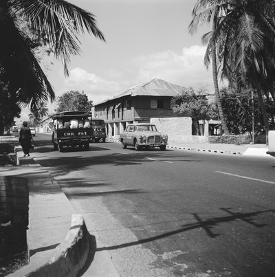EU: Straat met busvervoer bij Christiansborg (1966), Accra, 1966