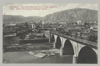Woronzoffbrug met op de achtergrond de berg David Tiflis. Pont Woronzoff et montagne David. (titel op object), Tbilisi, 1895