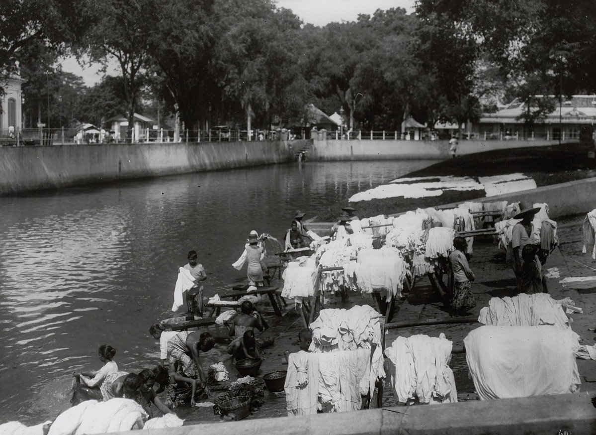 EU: Batavia (Jakarta), Indonesien. Glodok (Altstadt). Einheimische Frauen, Männer und Kinder beim Wäschewaschen am städtischen Kanal, daneben Trockengerüste und Uferfläche für Wäschebleiche (1912), Jakarta, Indonesia, 1912