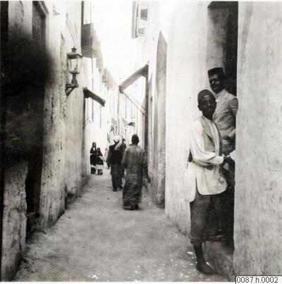 EU: gränd, män, hus, fotografi, photograph (1912), Lamu, 1912