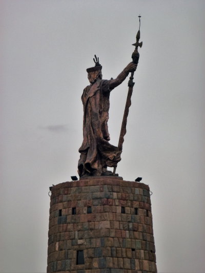 Statue de Pachacútec Avenida San Martín Cusco, Cusco, 2011