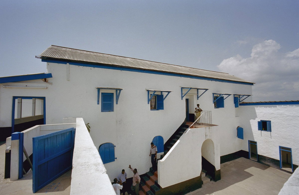 EU: Overzicht gevel met trap aan de binnenplaats, Sekondi-Takoradi (2000), Sekondi-Takoradi, Ghana, 2000