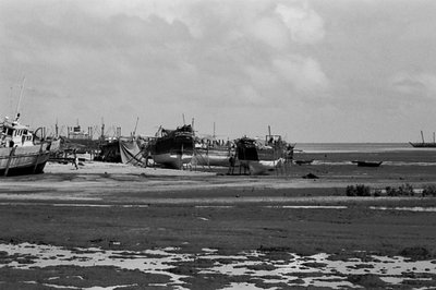 EU: Afrikaresa, Zanzibar - boats beached at low tide (1961), Zanzibar Town, 1961