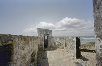 EU: Overzicht achterzijde vanaf buitenmuur, Apam Fort Patience (2000), Apam — photos through time