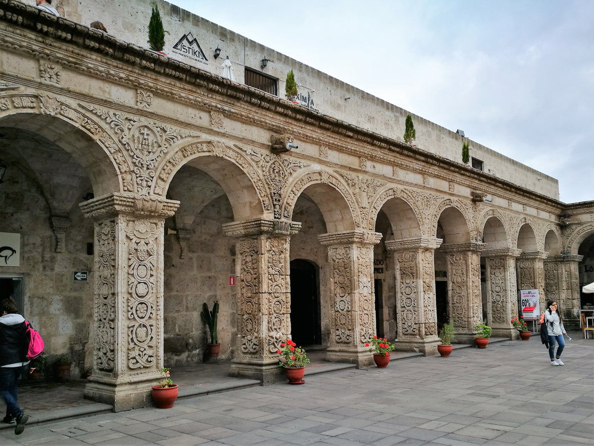 Arcs del Claustre de l'església convent de la Compañia de Jesús d'Arequipa, Arequipa, Peru, 2017