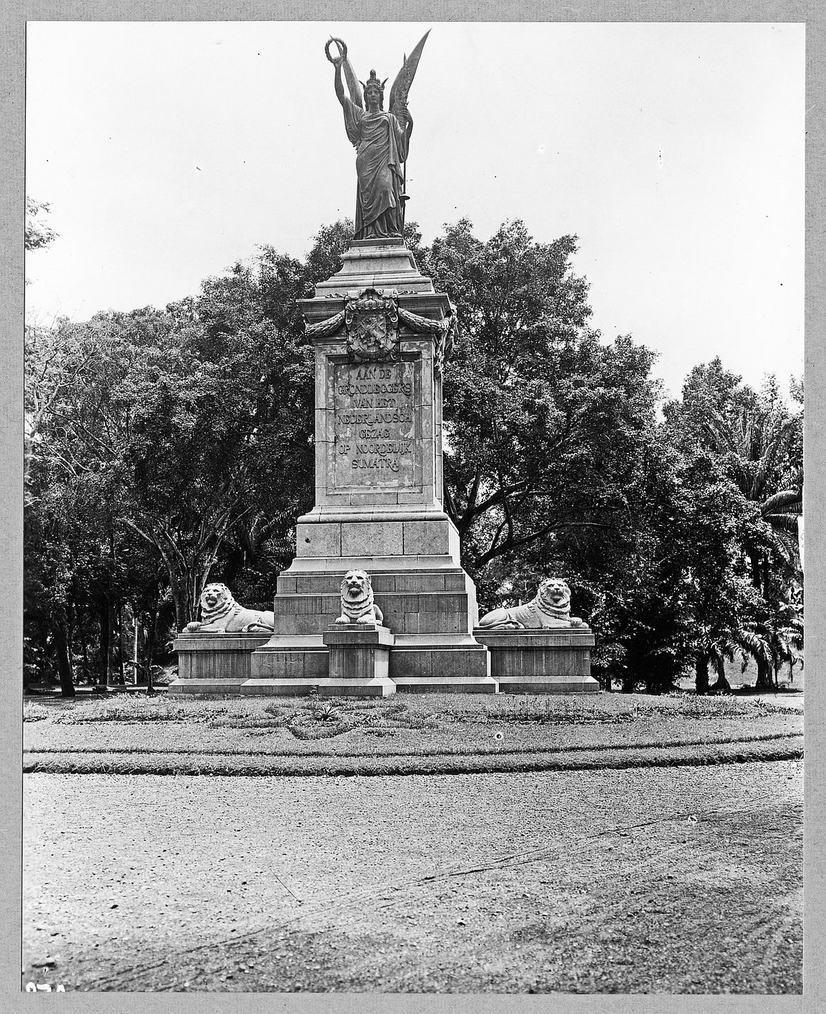 EU: Weltevreden (Jakarta), Indonesien. Denkmal (mit Victoria und Löwenskulpturen) für die holländischen Erschließer Nordsumatras im Wilhelminenpark. Um Vorderansicht mit Erinnerungstafel (1912), Jakarta, Indonesia, 1912