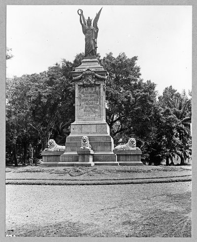 EU: Weltevreden (Jakarta), Indonesien. Denkmal (mit Victoria und Löwenskulpturen) für die holländischen Erschließer Nordsumatras im Wilhelminenpark. Um Vorderansicht mit Erinnerungstafel (1912), Jakarta, 1912