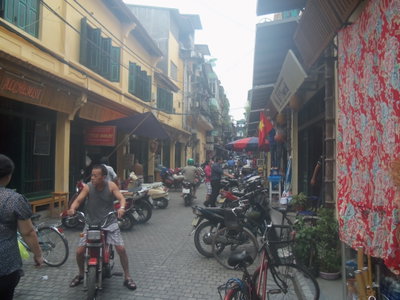 Hanoi sidewalk, Hanoi — photos through time