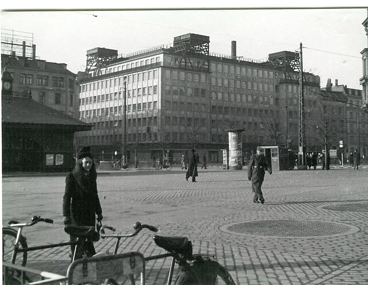 Den tyske rigsbefuldmægtigedes hovedkvarter på Dagmarhus ved Rådhuspladsen. Platformene på taget er til antiluftskyts, Copenhagen, Denmark, 2015
