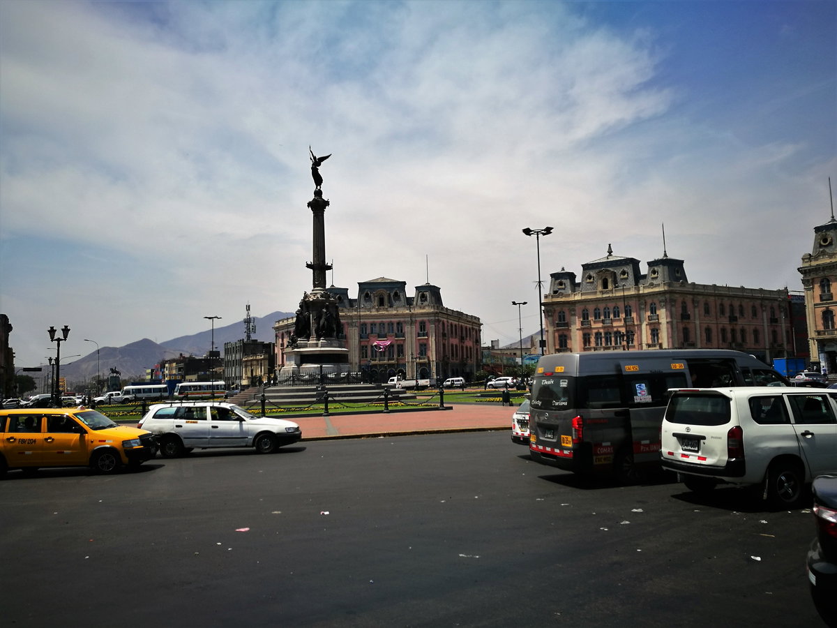 Centre de la Plaza Dos de Mayo del Districte de Lima amb l'estàtua, Lima, Peru, 2017