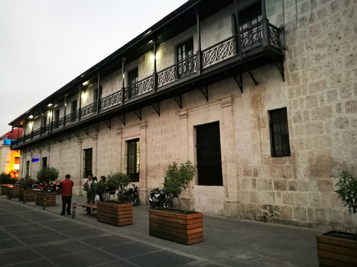 Edifici amb balcó del Carrer Sucre d'Arequipa, Arequipa, Peru, 2017
