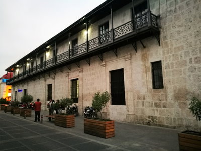 Edifici amb balcó del Carrer Sucre d'Arequipa, Arequipa, 2017