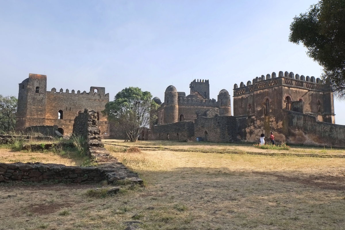 Vue orientée sud sur trois des palais de l’enceinte impériale du Fasil Ghebi, Gondar, Ethiopia, 2020