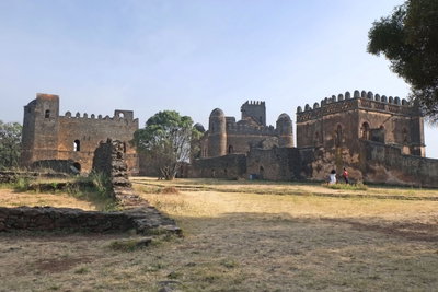 Vue orientée sud sur trois des palais de l’enceinte impériale du Fasil Ghebi, Gondar, 2020