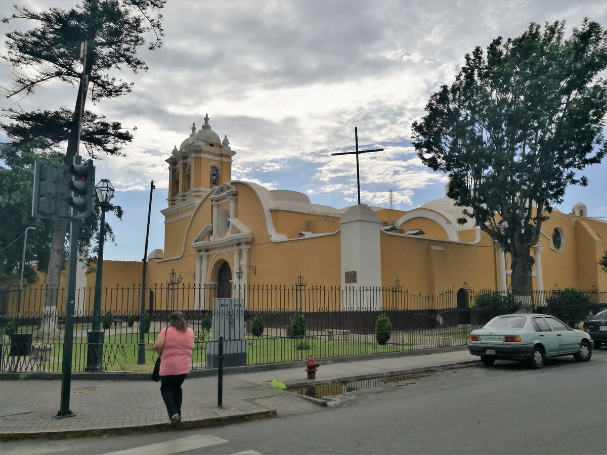 Església de Santo Domingo des de l'encreuament entre el jirón Bolognesi i el jirón Pizarro de Trujillo, Trujillo, Peru, 2017