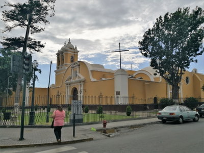Façana d'edifici al jirón Francisco Pizarro de Trujillo amb tribuna de fusta, Trujillo — photos through time