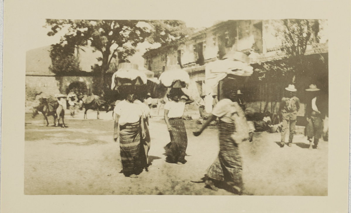 EU: Indiaanse vrouwen op de markt van Antigua Guatemala (1912), Antigua Guatemala, Guatemala, 1912