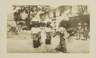 EU: Indiaanse vrouwen op de markt van Antigua Guatemala (1912), Antigua Guatemala, 1912