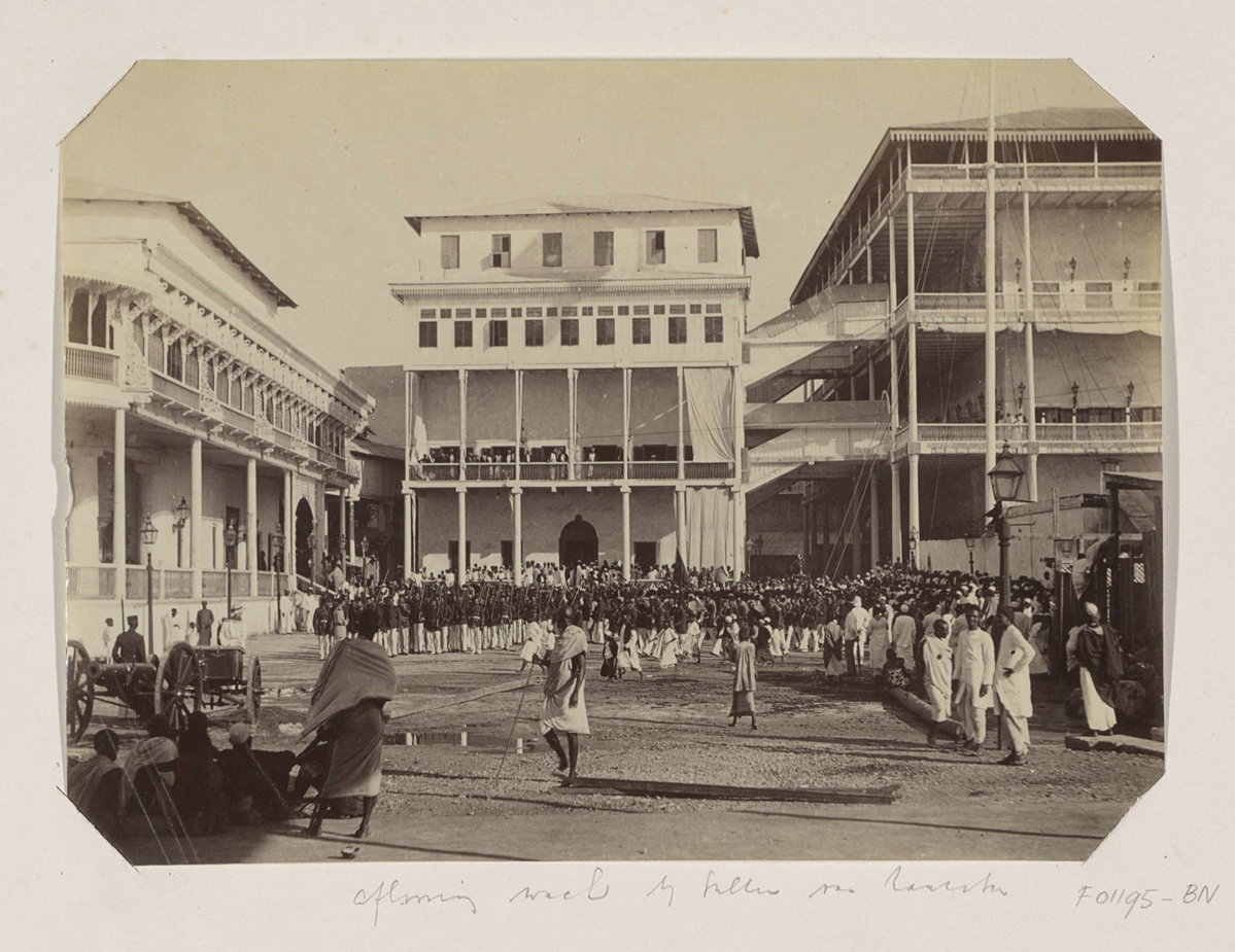 EU: Mensen en militairen bij het paleis van de sultan van Zanzibar (1900), Zanzibar Town, Tanzania, 1900