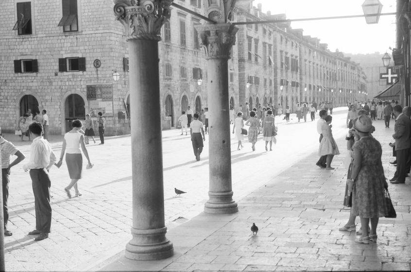 EU: Dubrovnik: Stradun durch Säulenvorhalle des Sponza Palasts (1986), Dubrovnik, Croatia, 1986