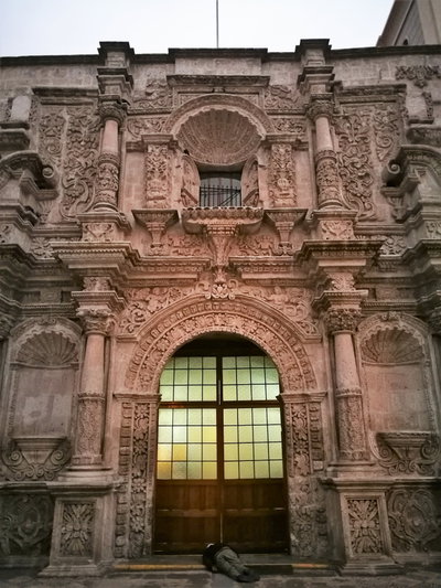 Façana i porta de l'església de San Agustín d'Arequipa, Arequipa, 2017