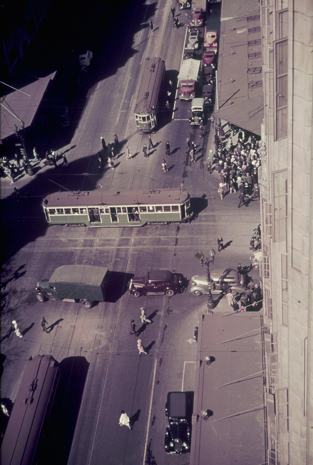 EU: Reisefotos Australien. Sydney. Blick von einem Hochhaus auf eine Kreuzung mit Linksverkehr (1938), Sydney, Australia, 1938