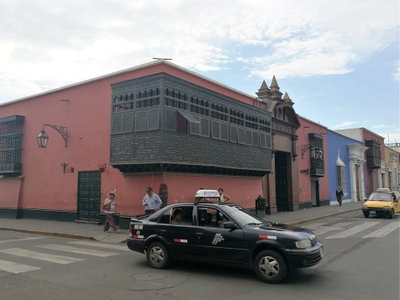 Part de la façana d'edifici del jirón Francisco Pizarro de Trujillo, Trujillo — photos through time