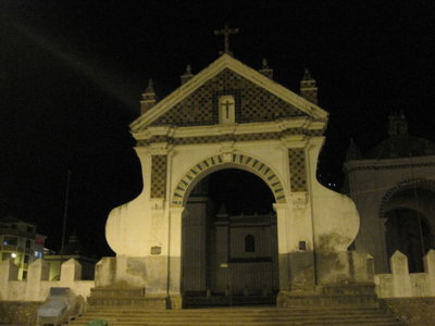 Basílica Menor de Copacabana, vista frontal nocturna del ingreso, Copacabana, 2018