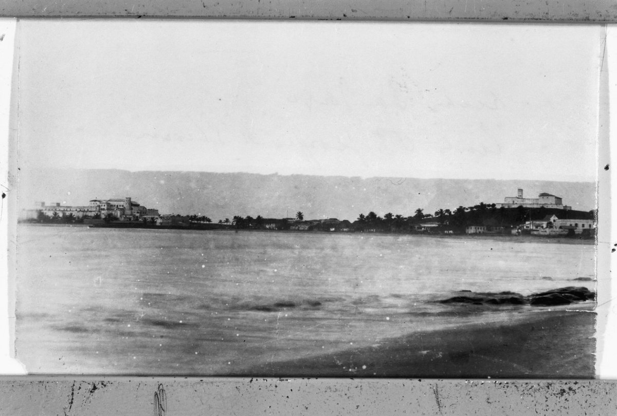 EU: links Kasteel Sint George, rechts Fort Sin Jago te Elmina aan de goudkust, eind 19e eeuw mogelijk (1872), Elmina, Ghana, 1872