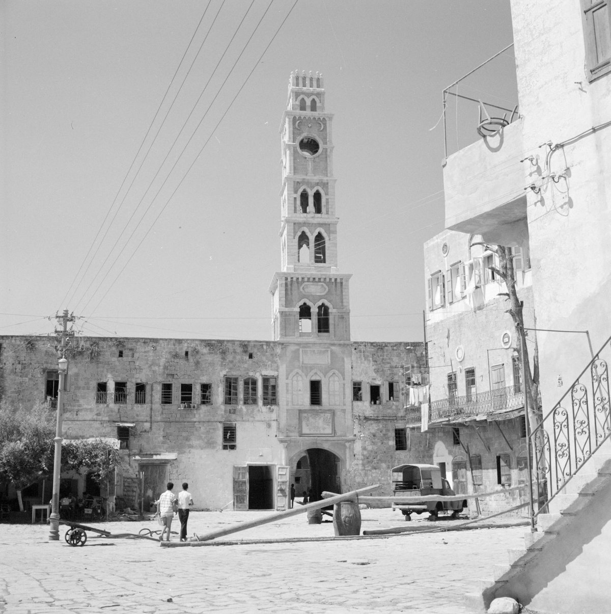 EU: Akko - Plein voor de Khan el Umdan met klokkentoren (1964), Acre, Israel, 1964