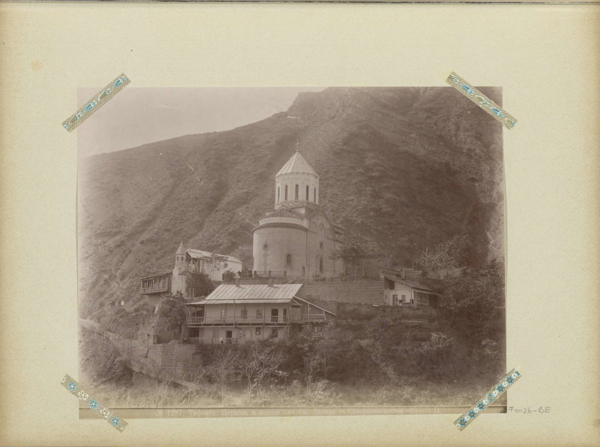 EU: Kerk voor rotswand in Tiflis (1890) [BE], Tbilisi, Georgia, 1890