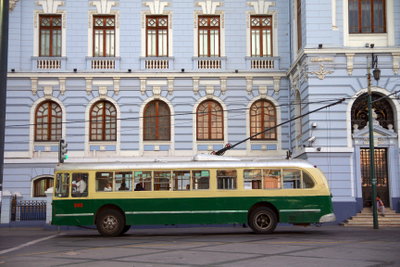 Valparaíso Pullman trolleybus 888 southbound at Plaza Sotomayor (2017), Valparaíso, 2017