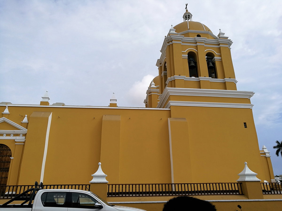 Lateral de la catedral de Trujillo des del carrer Independencia, Trujillo, Peru, 2017
