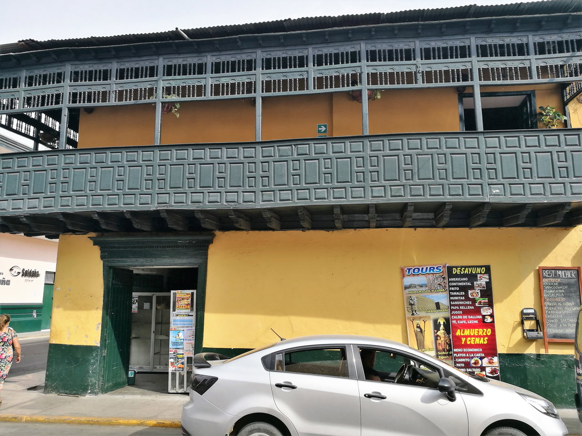 Tribuna d'edifici del jirón Independencia de Trujillo, Trujillo, Peru, 2017