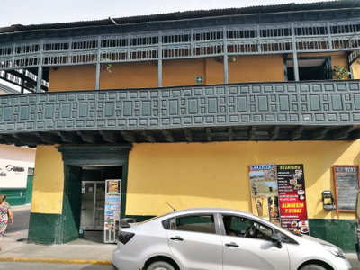 Tribuna d'edifici del jirón Independencia de Trujillo, Trujillo, 2017