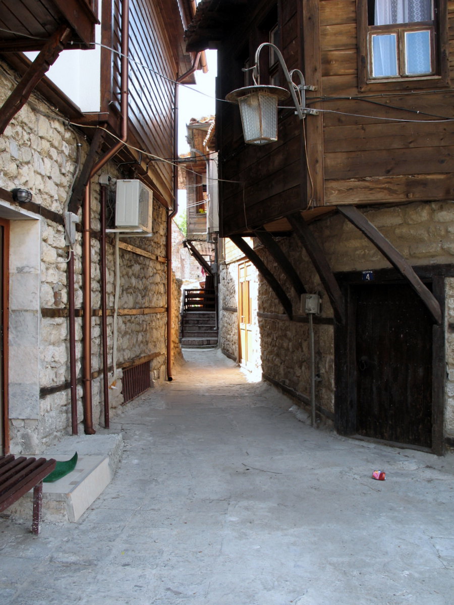 Narrow street. Foto by Victor Belousov, Nessebar, Bulgaria, 2008