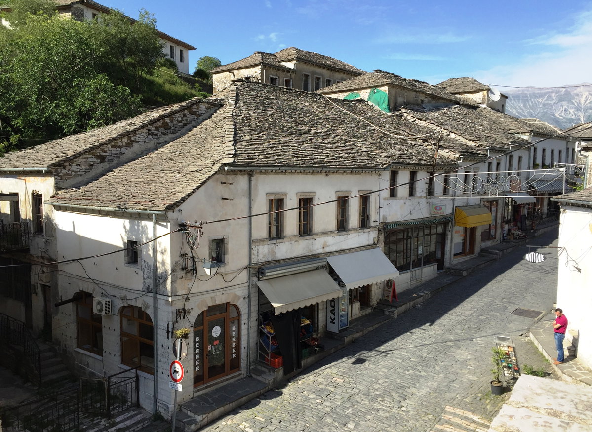 Blick von der Basar-Moschee auf die Rruga Ismail Kadare in Gjirokastra, Gjirokastër, Albania, 2016