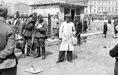 Bundesarchiv Bild 101I-270-0298-06, Polen, Ghetto Warschau, Straßenszene (cropped), Warsaw, 1942