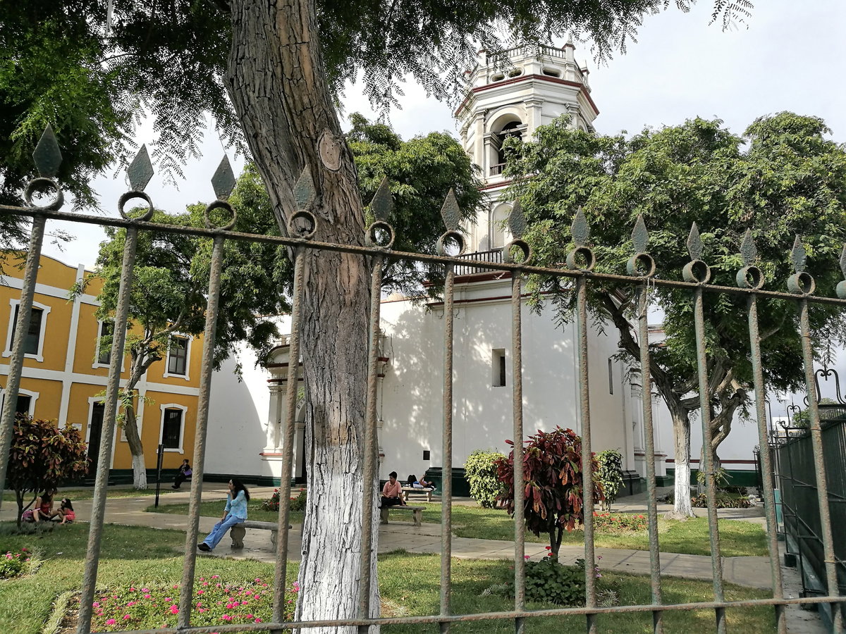 Església de San Francisco de Trujillo des del carrer Gamarra, Trujillo, Peru, 2017