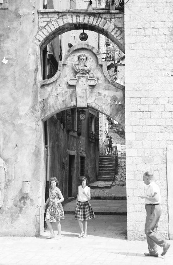 EU: Kotor, Cattaro: Torbogen zu einer Gasse (1961), Kotor, Montenegro, 1961