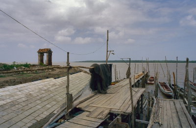 EU: Zicht op steigers met links de sluis van Nieuw-Amsterdam (1998), Nieuw Amsterdam, 1998