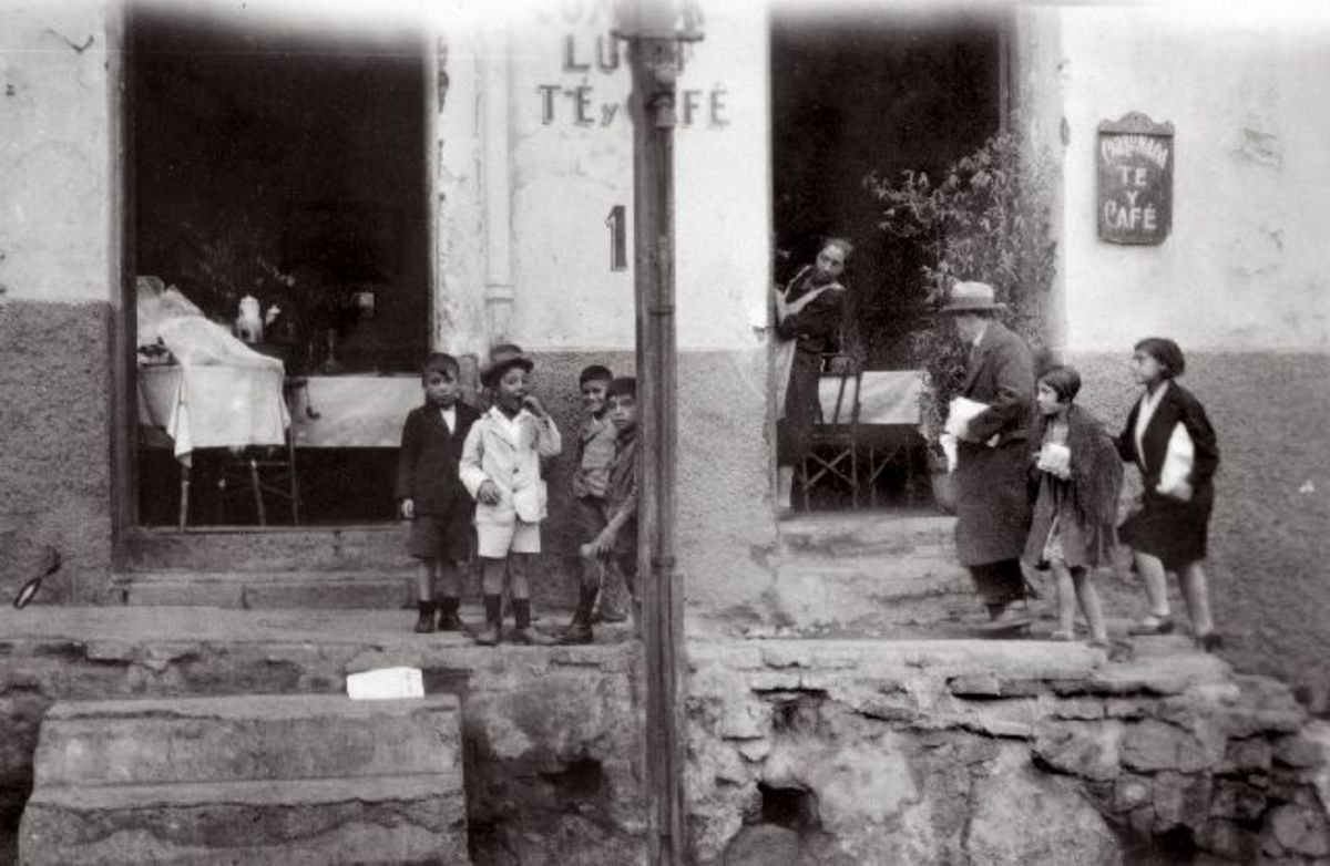EU: Valparaiso, street scene in front of a café (1930), Valparaíso, Chile, 1930