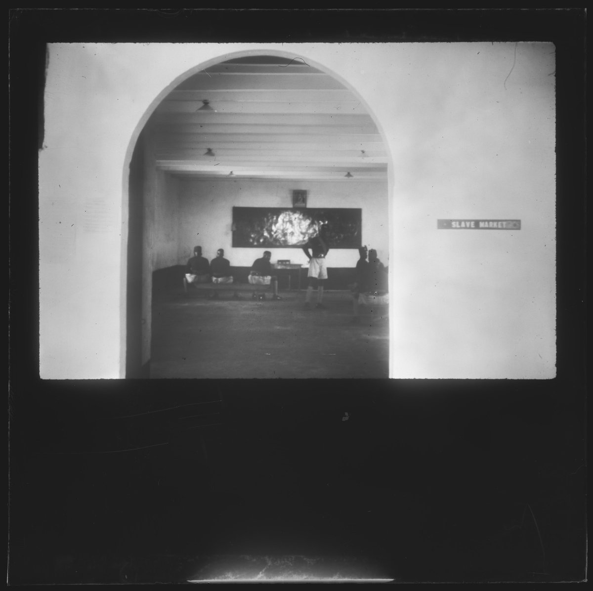 EU: Kasteel St. George, Slavenverkooplokaal op binnenplaats, interieur (1953), Elmina, Ghana, 1953