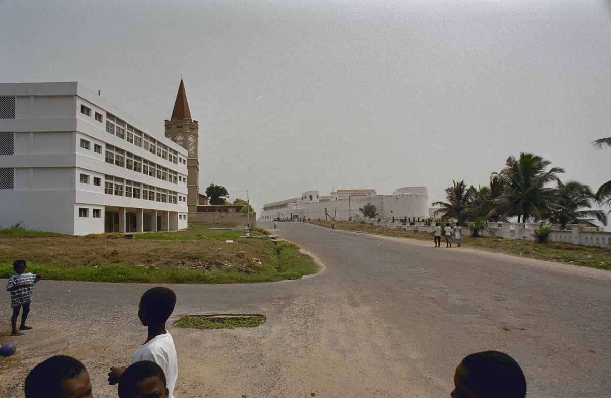 EU: Overzicht met buitenmuren fort, Ghana reis Loek Tangel (2000), Cape Coast, Ghana, 2000