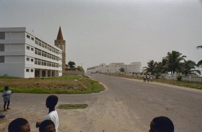 EU: Overzicht met buitenmuren fort, Ghana reis Loek Tangel (2000), Cape Coast, 2000