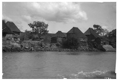 EU: Bei Manila. Blick uber den Pasig auf Stelzenhauser der Einheimischen am Ufer (1914), Manila, 1914