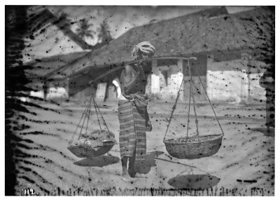 EU: Bei Kandy (Sri Lanka). Fruchthändler mit Schulterstange und daranhängenden Körben (1913), Kandy, 1913
